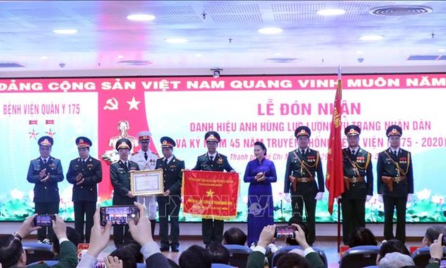 Nguyên Thi Kim Ngân au 45ème anniversaire de l’hôpital militaire 175