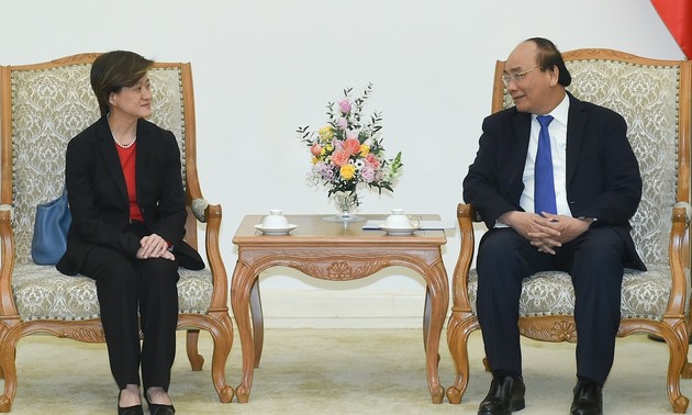 Nguyên Xuân Phuc reçoit l’ambassadrice singapourienne sortante