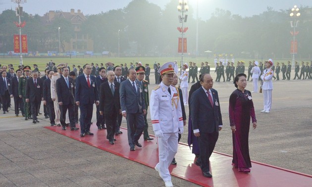 13e Congrès du Parti : les dirigeants rendent hommage au Président Hô Chi Minh