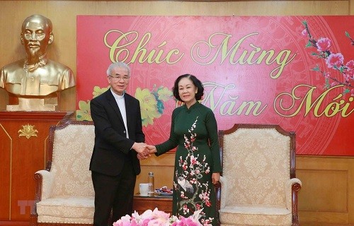 Truong Thi Mai travaille avec le président du Comité de solidarité catholique du Vietnam