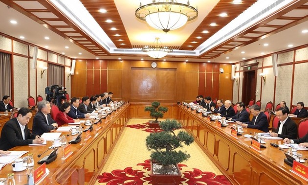 Nguyên Phu Trong préside la première réunion du Bureau politique et du secrétariat du PCV, 13e exercice