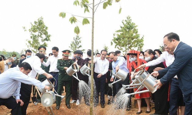 Nguyên Xuân Phuc lance la campagne de plantation d’arbres à Tuyên Quang