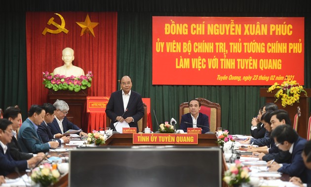 Nguyên Xuân Phuc travaille avec les autorités de la province de Tuyên Quang