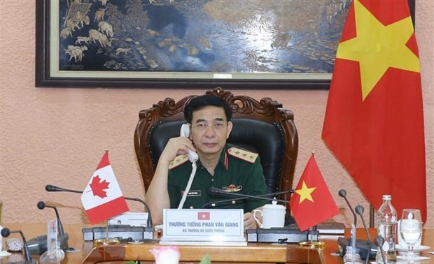 Conversation téléphonique entre les ministres vietnamien et canadien de la Défense