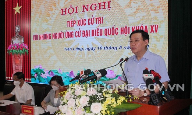 Le président de l’Assemblée nationale Vuong Dinh Huê fait sa campagne à Tiên Lang, ville de Haiphong