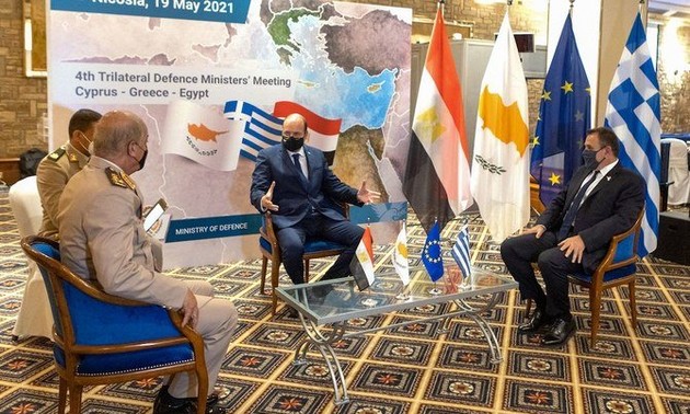 Les ministres de la Défense de Chypre, de la Grèce et de l'Égypte s'engagent à renforcer leur coopération