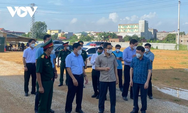 Covid-19: Vu Duc Dam inspecte les conditions sanitaires de certaines zones de confinement de la province de Bac Giang