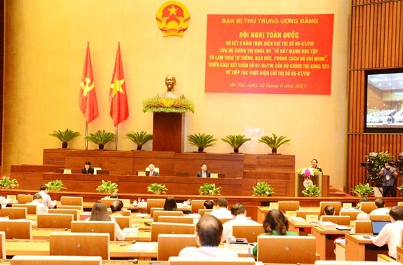 Poursuivre le mouvement « Étudier et suivre l’exemple moral du président Hô Chi Minh »     