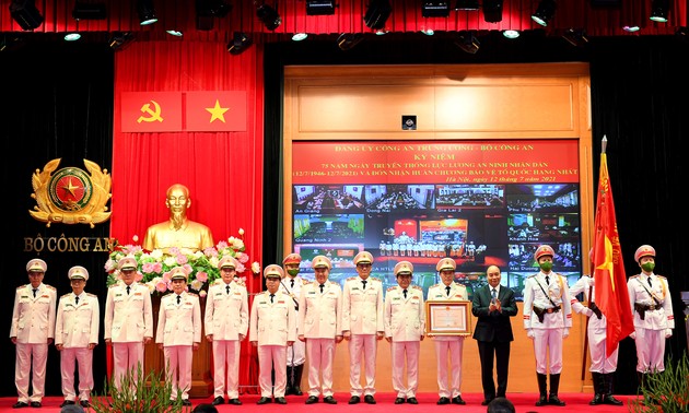 Nguyên Xuân Phuc à la célébration de la 75e Journée traditionnelle de la sécurité publique