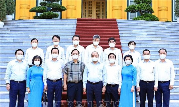 Nguyên Xuân Phuc rencontre les figures exemplaires du secteur textile-habillement