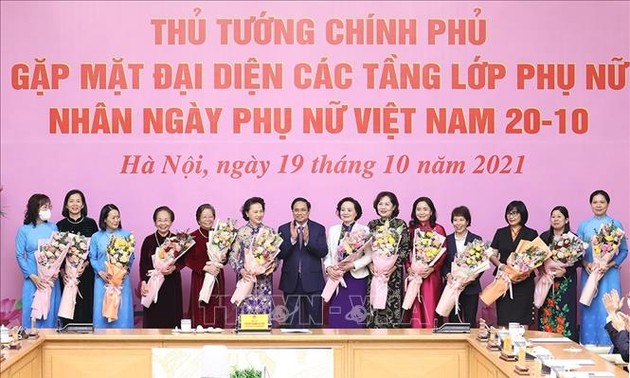 Pham Minh Chinh honore les femmes vietnamiennes