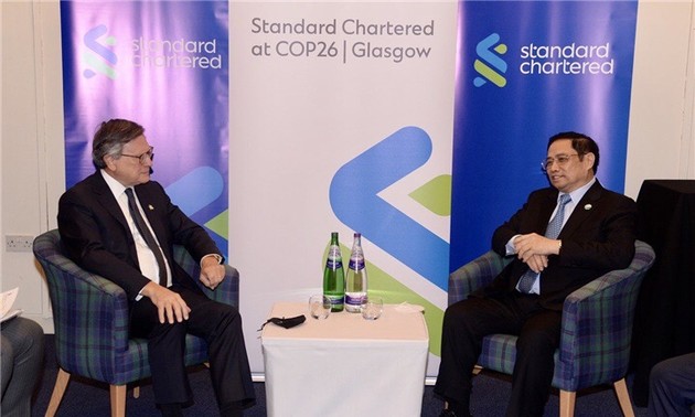 Pham Minh Chinh rencontre le président de la banque Standard Chartered