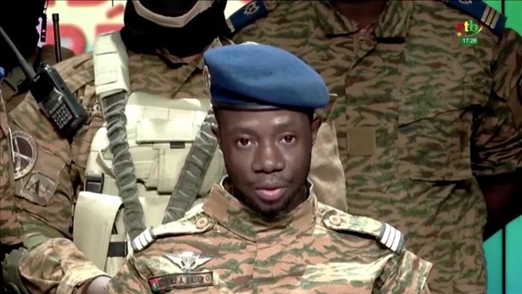 Burkina Faso: président arrêté, militaires à la télévision
