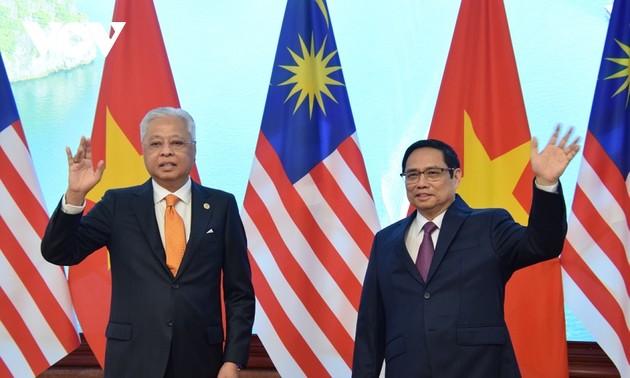 Le Premier ministre malaisien achève sa visite officielle au Vietnam
