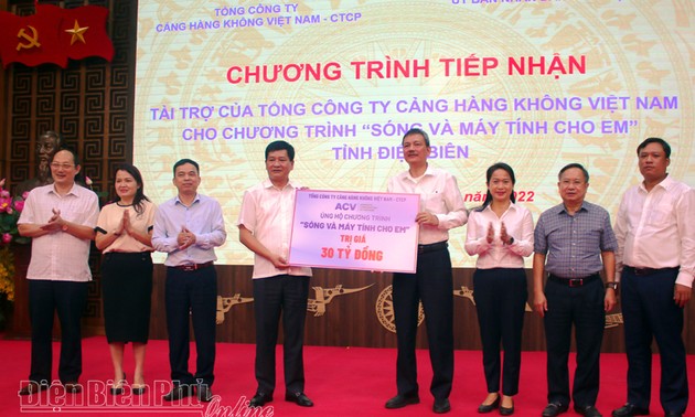 Diên Biên reçoit 30 milliards de dôngs dans le cadre du programme “Internet et ordinateurs pour les élèves démunis”