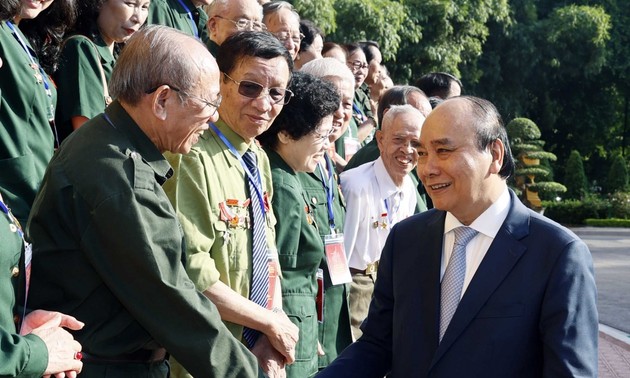 27 juillet: Les dirigeants vietnamiens rendent hommage à Hô Chi Minh