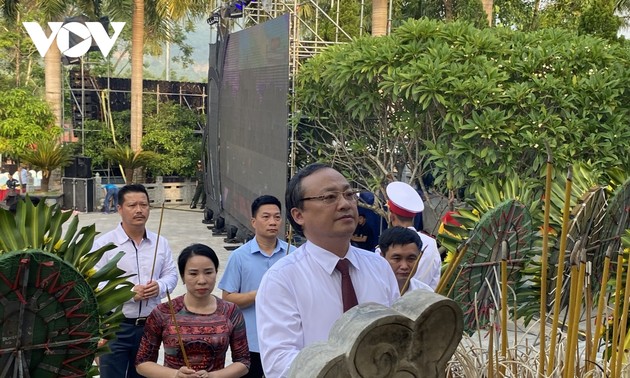Le président de la Voix du Vietnam visite le cimetière national des héros morts pour la Patrie de Vi Xuyên