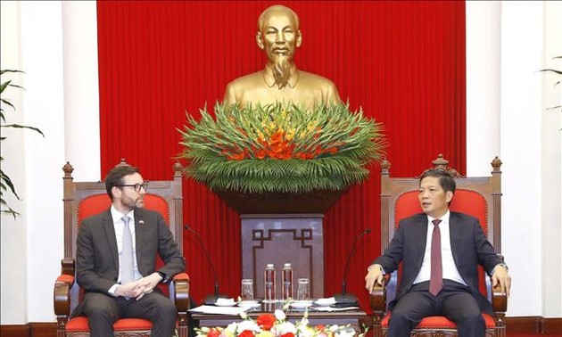 L’ambassadeur du Royaume-Uni au Vietnam reçu par le chef de la Commission économique centrale
