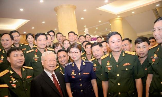 Nguyên Phu Trong rencontre les jeunes militaires exemplaires