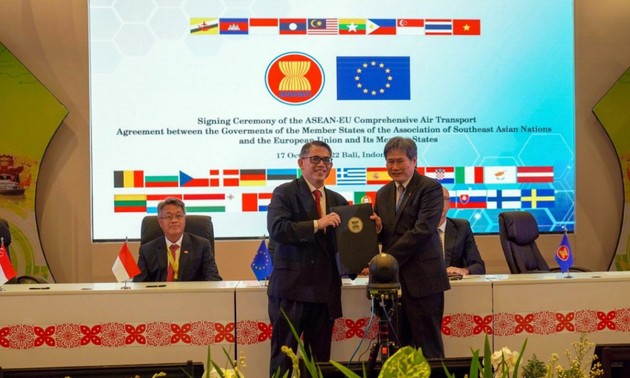 Signature du premier accord global sur le transport aérien ASEAN – UE