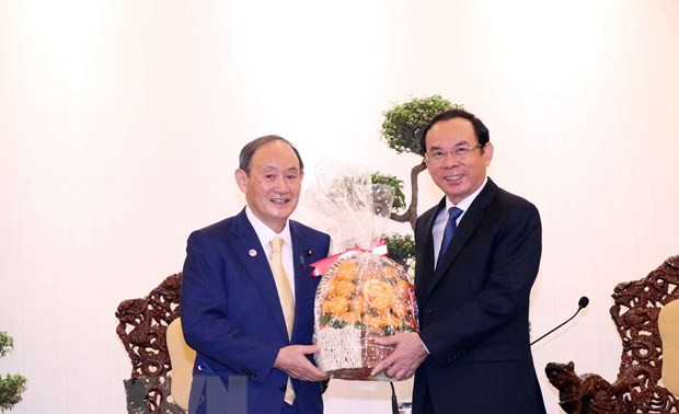 L’ancien Premier ministre japonais, Suga Yoshihide, rencontre le plus haut dirigeant de Hô Chi Minh-ville