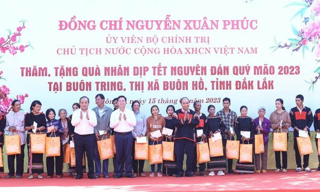 Nguyên Xuân Phuc offre des cadeaux aux personnes démunies de Dak Lak