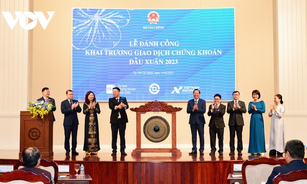 Inauguration de la première séance de transactions boursières de l'année du Chat 2023 à Hô Chi Minh-ville