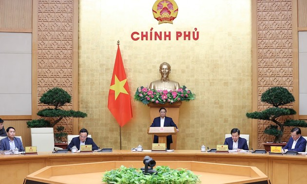Pham Minh Chinh préside une réunion gouvernementale  