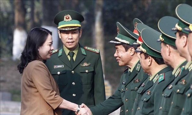 Vo Thi Ánh Xuân rend visite à l’Académie de garde-frontière