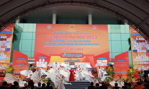 Ouverture de la première exposition internationale VIETBUILD Hanoi 2023