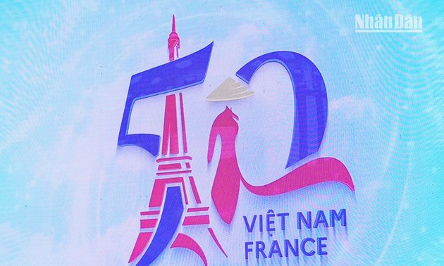 50 ans des relations Vietnam-France: Les dirigeants des deux pays échangent leurs vœux