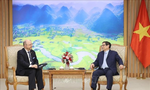 L’ambassadeur suisse au Vietnam reçu par Pham Minh Chinh
