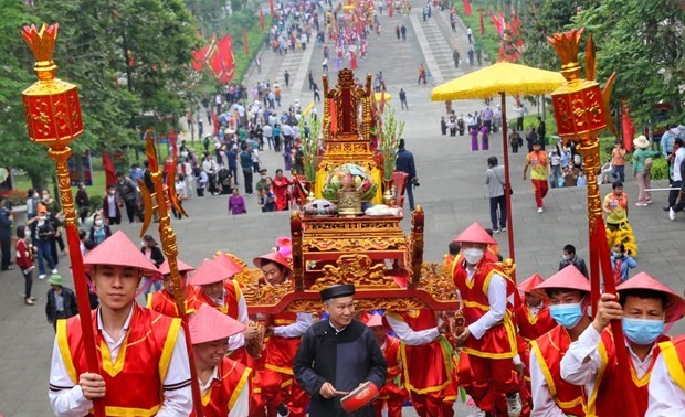 Procession de palanquin pour la fête des rois Hùng 2023 dans sept communes et cités de Phu Tho