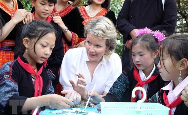 La reine Mathilde de Belgique impressionnée par la protection et le soin des enfants au Vietnam