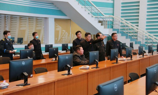 Kim Jong-un inspecte le satellite de reconnaissance militaire n°1