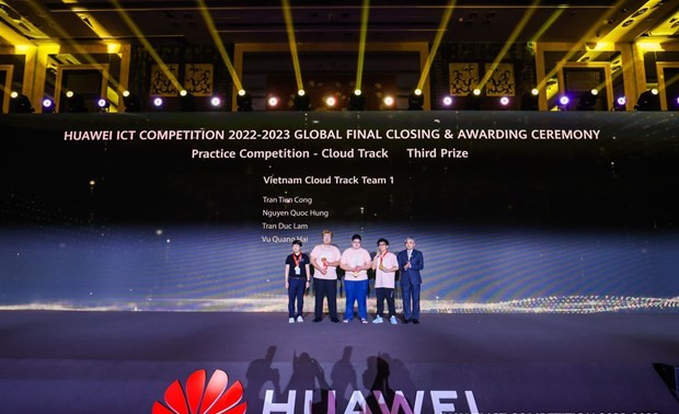 Huawei ICT Compétition : des étudiants vietnamiens remportent un troisième prix en «cloud»