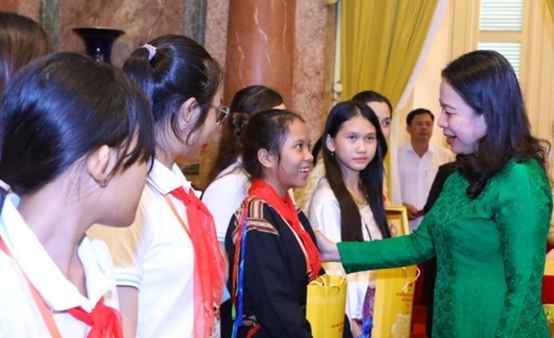 Vo Thi Anh Xuân rencontre les participants du camp d’été «Tournesols» de 2023