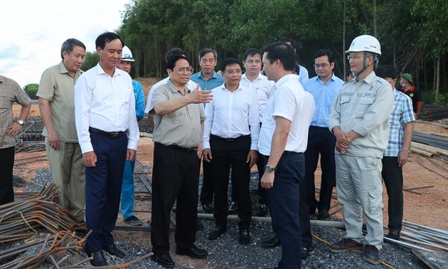 Pham Minh Chinh examine des projets opérés dans la province de Quang Tri