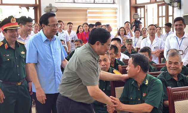 Ninh Binh: Pham Minh Chinh rend visite à un centre médical destiné aux blessés de guerre