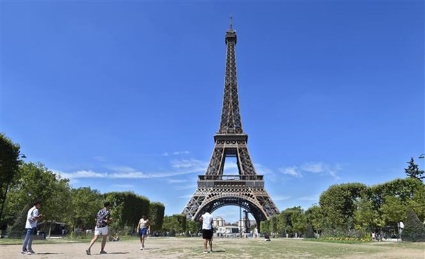La France évacue les touristes de la tour Eiffel en raison d'une alerte de sécurité