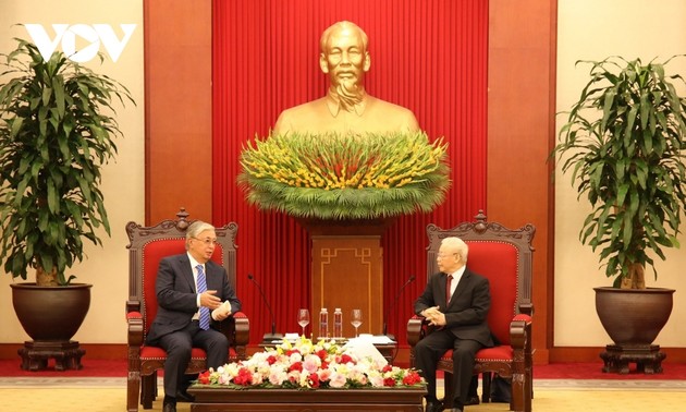 Le président du Kazakhstan achève sa visite officielle au Vietnam