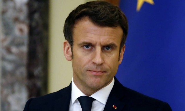 Emmanuel Macron défend la laïcité dans les écoles
