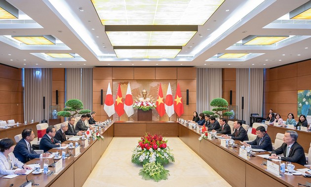 Vuong Dinh Huê reçoit le président de la Chambre des conseillers du Japon