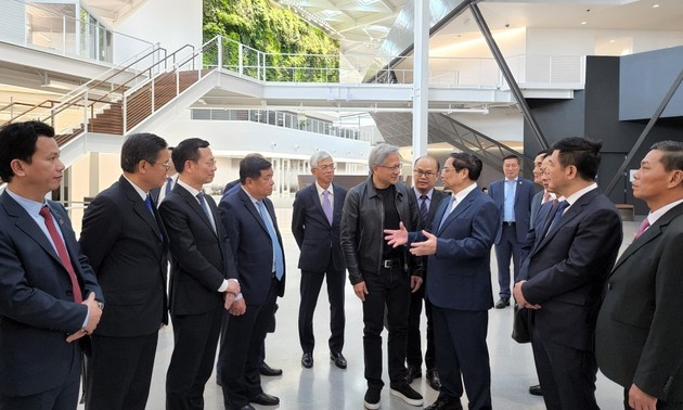 Le Premier ministre Pham Minh Chinh visite des entreprises technologiques en Californie