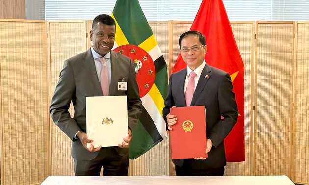 Le Vietnam et la Dominique signent un accord d’exemption de visa pour les titulaires de passeports diplomatiques et de services