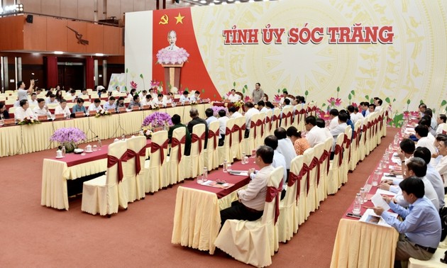 Vuong Dinh Huê travaille avec les responsables de la province de Soc Trang
