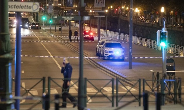 Belgique: deux morts dans une fusillade à Bruxelles, le suspect toujours recherché