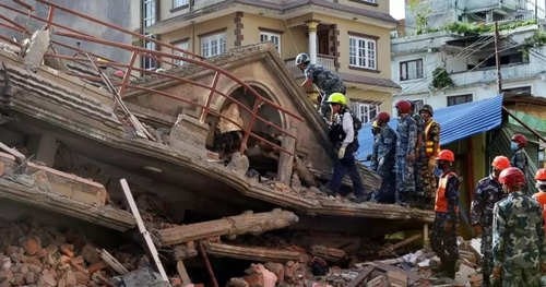 Népal: Au moins 132 morts et beaucoup de blessés dans un puissant séisme