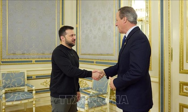 Le nouveau ministre britannique des Affaires étrangères, David Cameron, en visite à Kiev