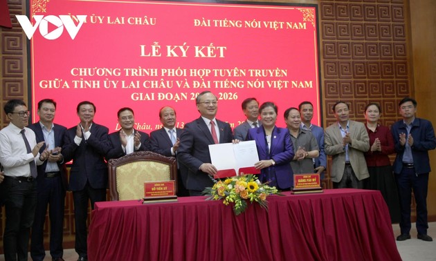 Signature d'un programme de communication entre la VOV et la province de Lai Châu